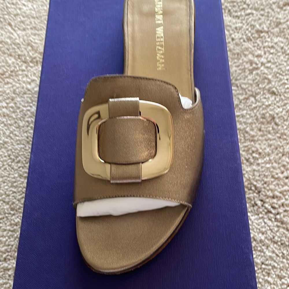 Gold leather STUART WEITZMAN slides embellished with gold buckles /8.5M